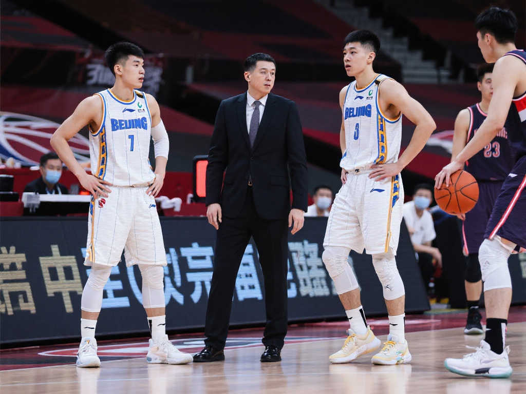 勇士伤病危机加剧:库里仍未归队,防守核心再受重创 勇士伤病危机加剧:库里仍未归队,防守核心再受重创